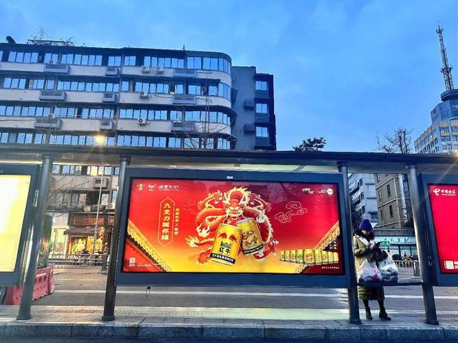 公交候车亭媒体场景化营销赋能品牌势能全线升级